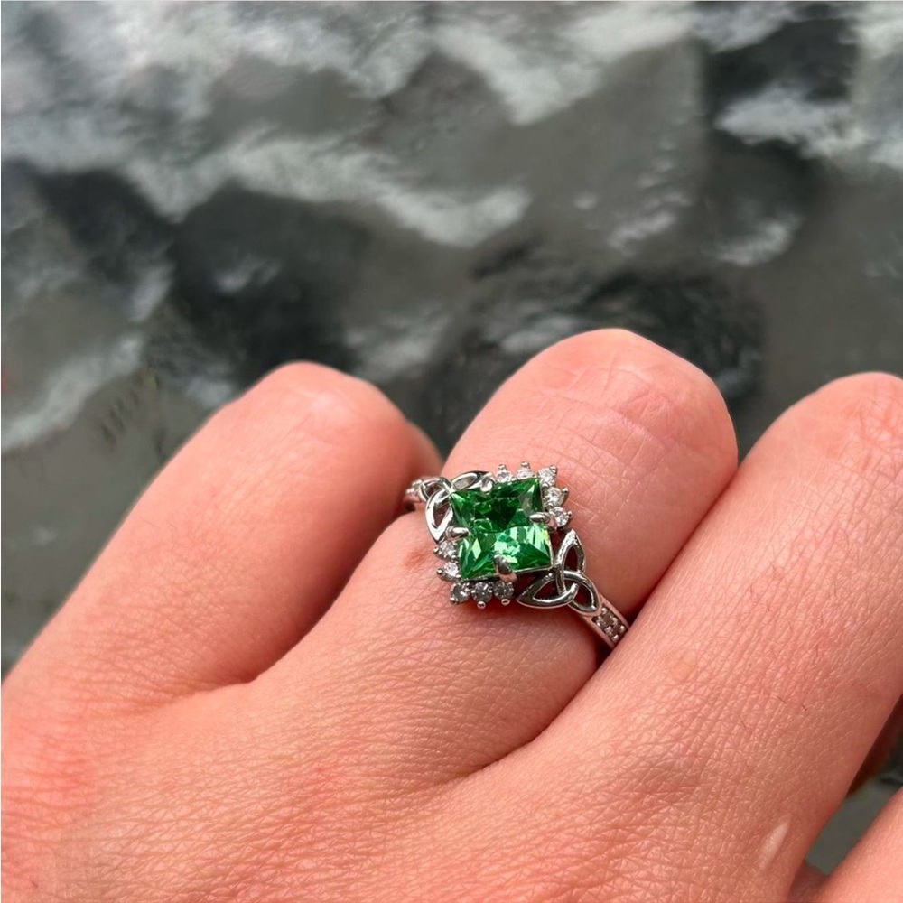 💍GORGEOUS GREEN DIAMOND RING!